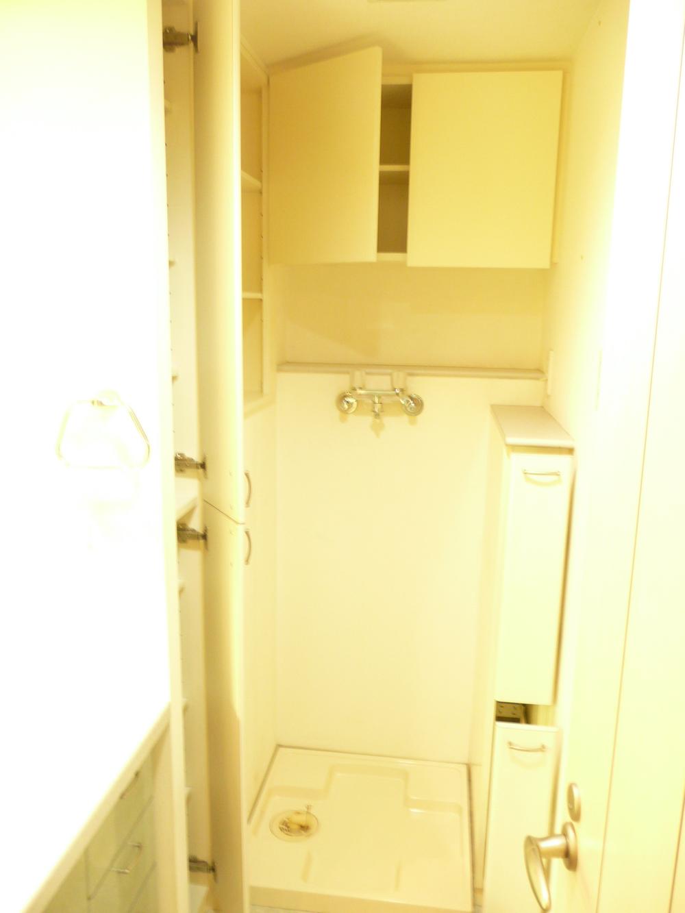 Wash basin, toilet. Basin storage