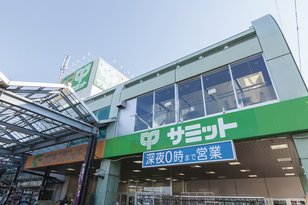 Summit Store (8-minute walk ・ About 580m)