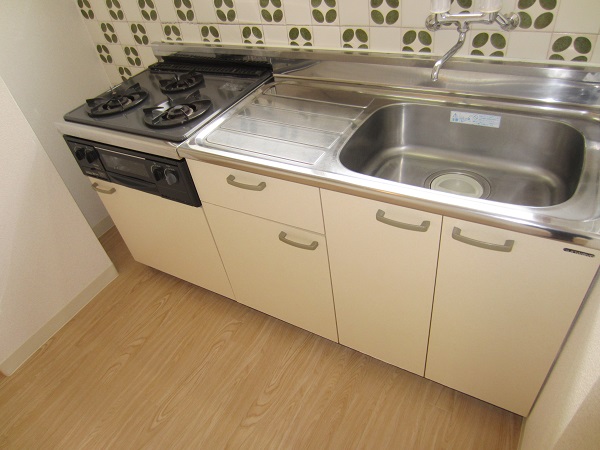 Kitchen. 3-neck with a gas stove with grill! 