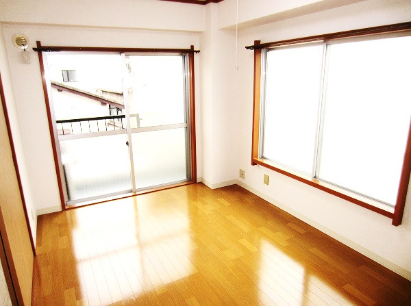 Living and room. Western-style 6 Pledge