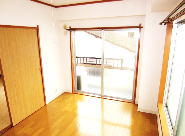 Living and room. Facing south! 