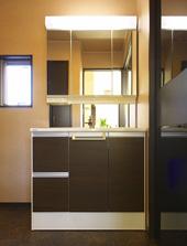 This selling of A Building is, Compartment to the south and west is a feeling of opening facing the road. The building is also planning such as amplifying the sense of openness. Particular interest is, A vaulted ceiling living ・ dining. Spacious space of 18 tatami mats than in conjunction with the face-to-face kitchen, Very open, It has become a symbol of the bright, stylish living space. Also, Master bedroom with two series of closet Ya, The installed shoes cloak at the door, Provided in the kitchen was pantry, such as, It has also been sufficient storage space. further, living ・ Floor heating in the dining, Built-in dishwasher in the kitchen, Etc. The bathroom is equipped with a ventilation drying heater that come in handy in your laundry, Enhance also advanced equipment. To adopt a simple touch key to the front door, It has also been consideration to security.