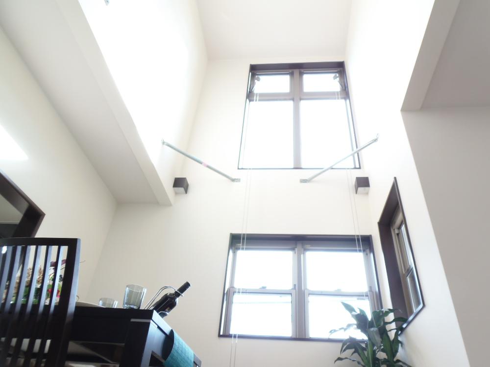 Non-living room. Dining is provided with a stairwell on the south side, Guests can indulge in a soft space to hit the day of the sun by placing the large windows.