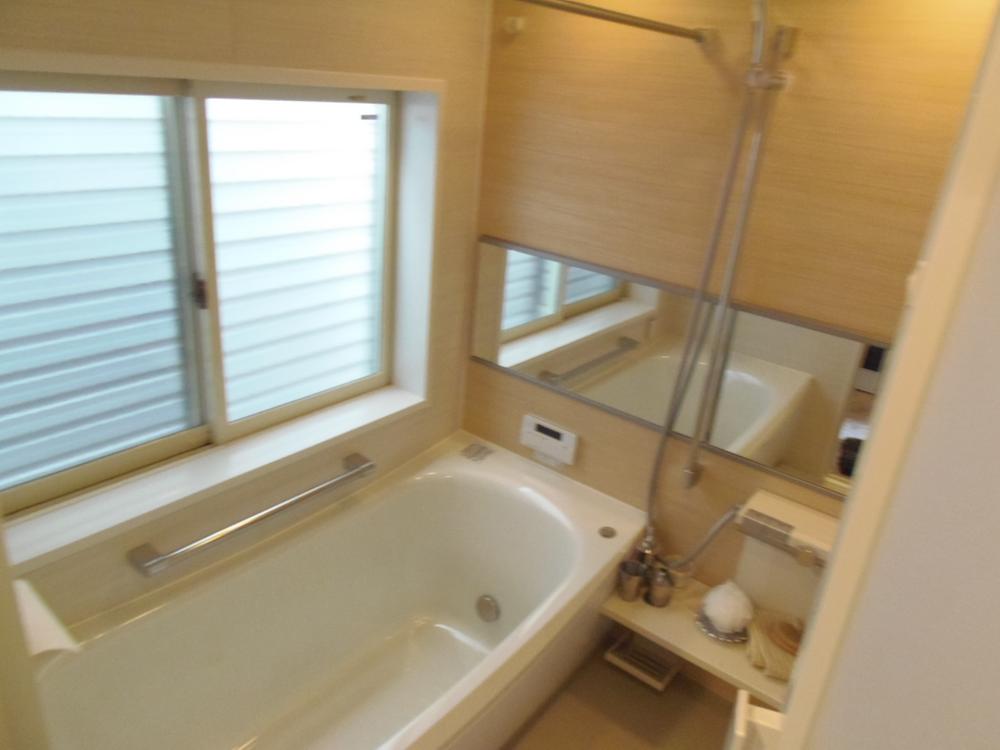 Bathroom. It is the bath spacious one pyeong type that was unified with white with cleanliness.