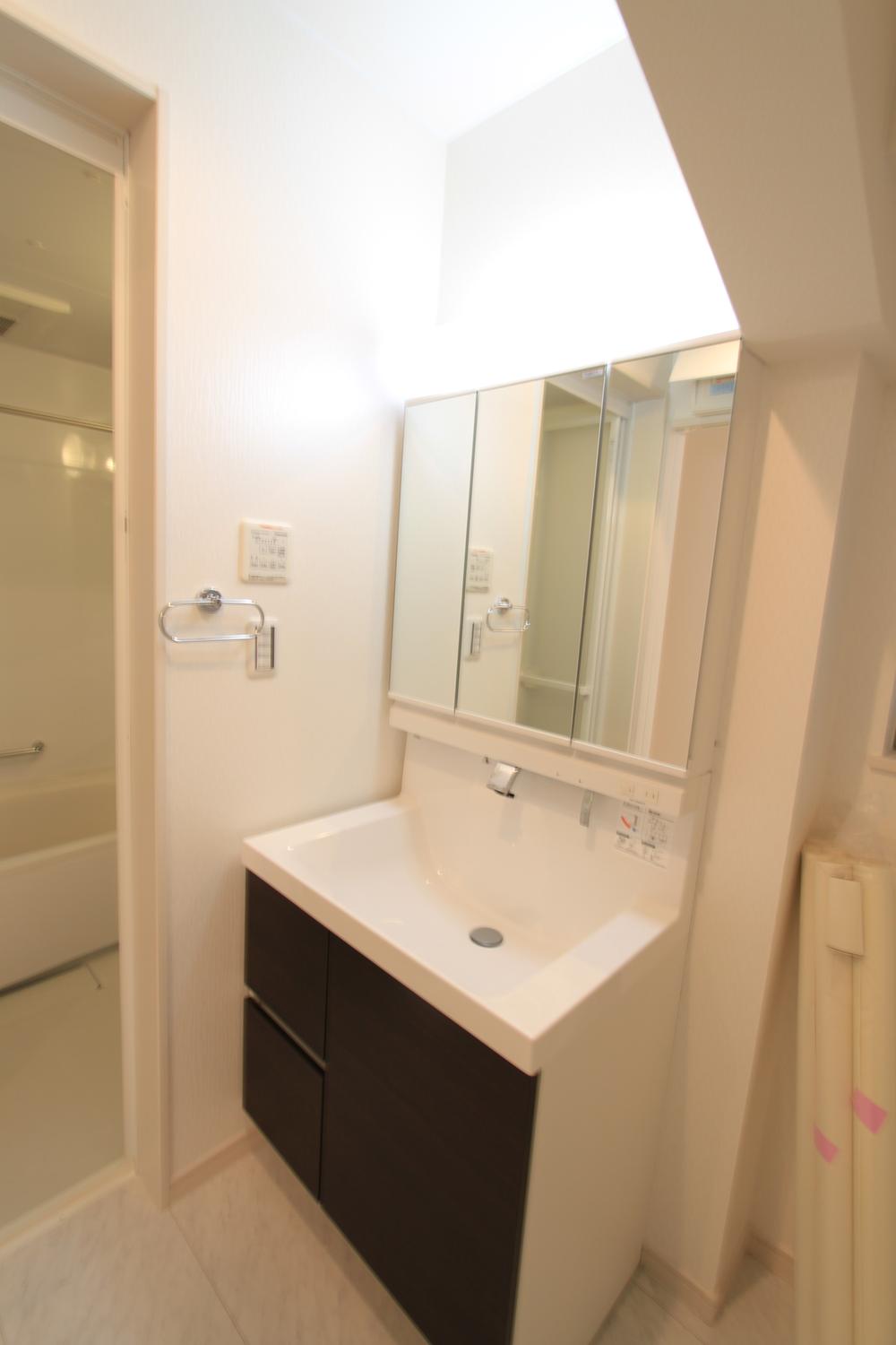 Wash basin, toilet. Indoor (10 May 2013) Shooting