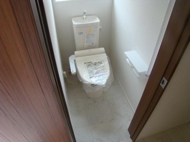 Toilet. Indoor (12 May 2013) Shooting