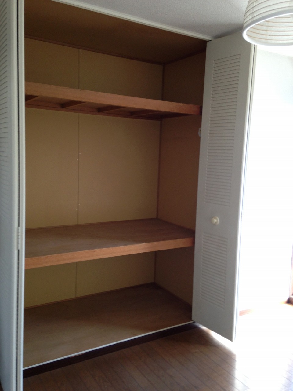 Other. Western-style left storage