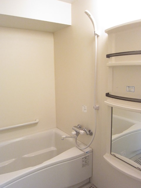 Bath. Unit bus with handrail