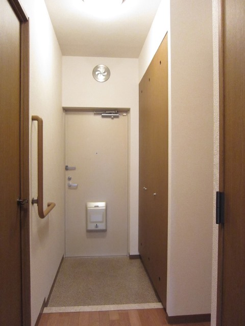 Entrance. Entrance also available ceiling height