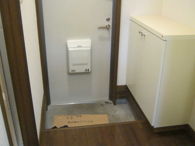 Entrance. There happy shoebox!