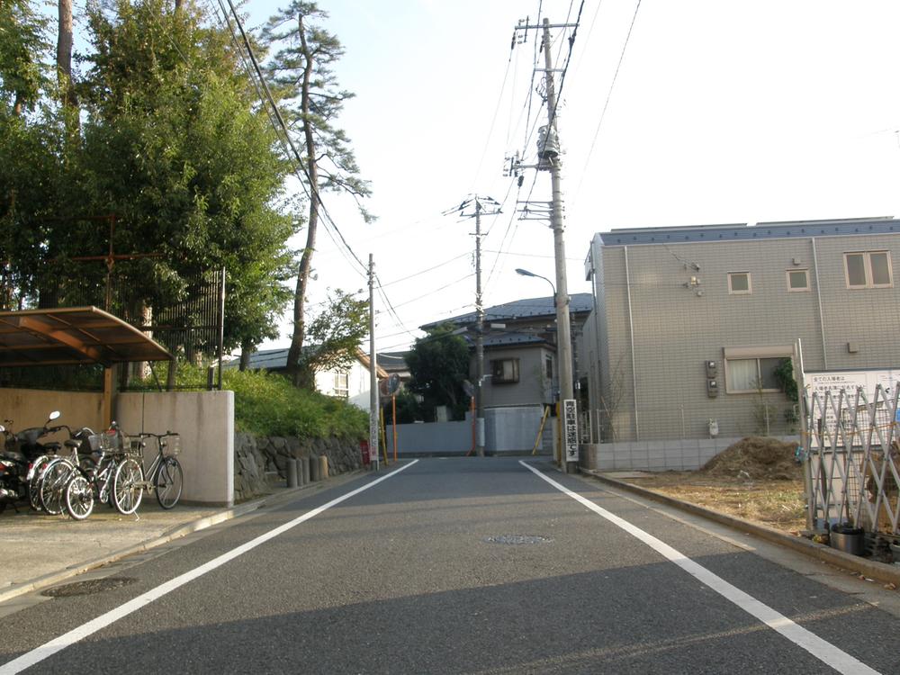 Local photos, including front road. It bordered on the east side 6m public roads. Local (11 May 2013) Shooting