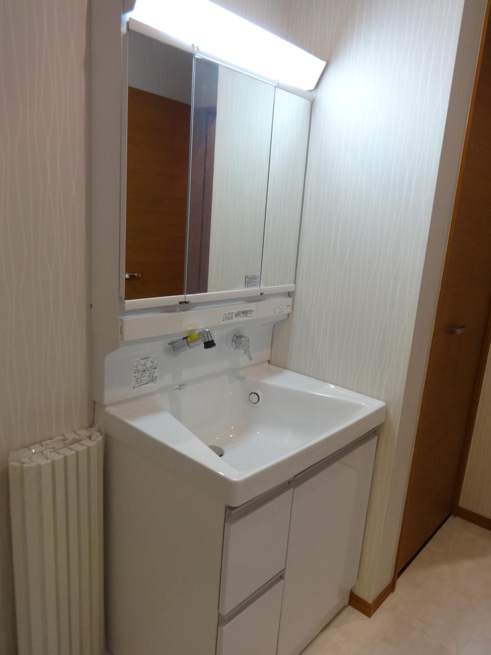 Wash basin, toilet. Indoor (11 May 2013) Shooting