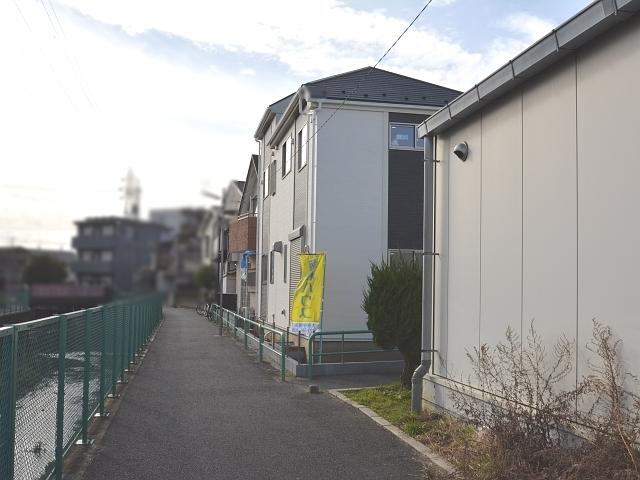 Local photos, including front road. Nerima Minamiōizumi 5-chome, contact road situation 2013 / 12 / 17 shooting