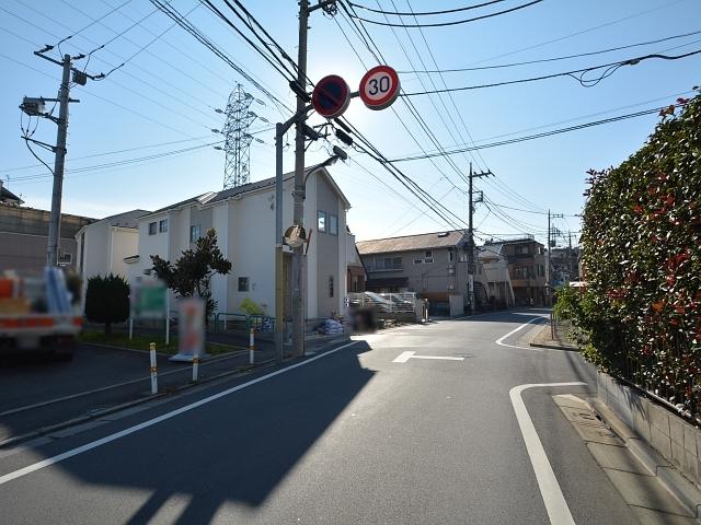 Local photos, including front road. Nerima Minamiōizumi 5-chome, contact road situation 2013 / 12 / 6 shooting