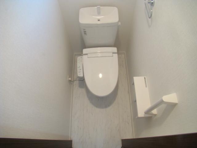 Toilet. Indoor (11 May 2013) Shooting