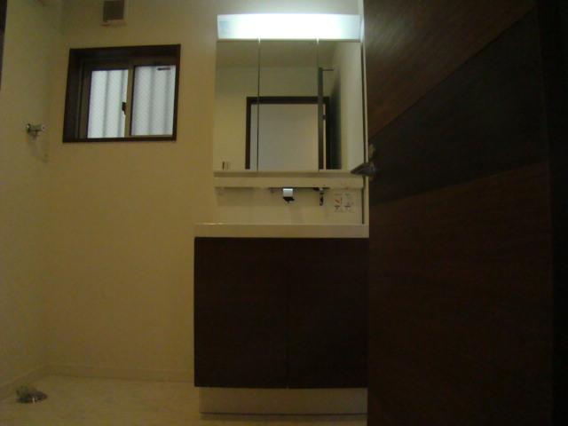 Wash basin, toilet. Indoor (11 May 2013) Shooting