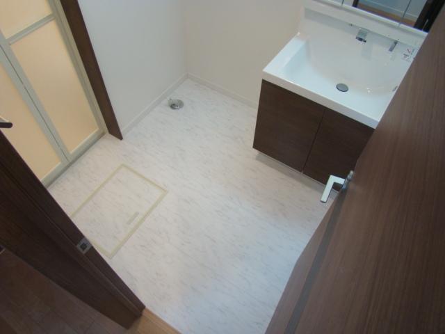 Wash basin, toilet. Indoor (11 May 2013) Shooting