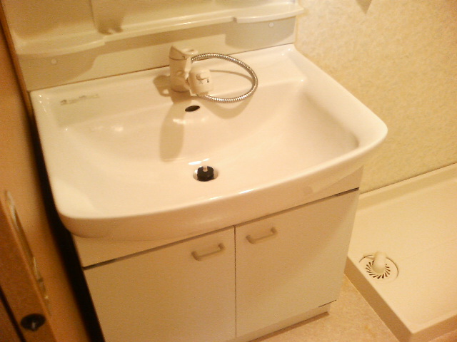 Washroom. Convenient to the set in the morning and there is a separate wash basin.