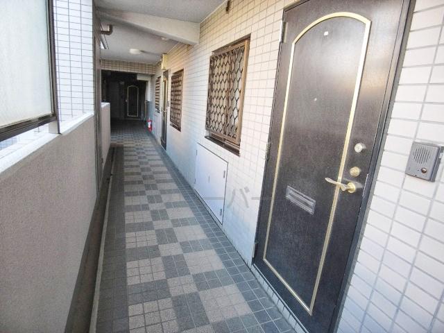 Other common areas. Sharing unit Entrance