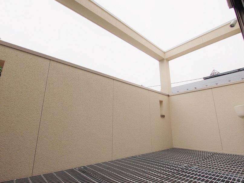 Balcony. - Grating balcony with a slop sink - [C Building]