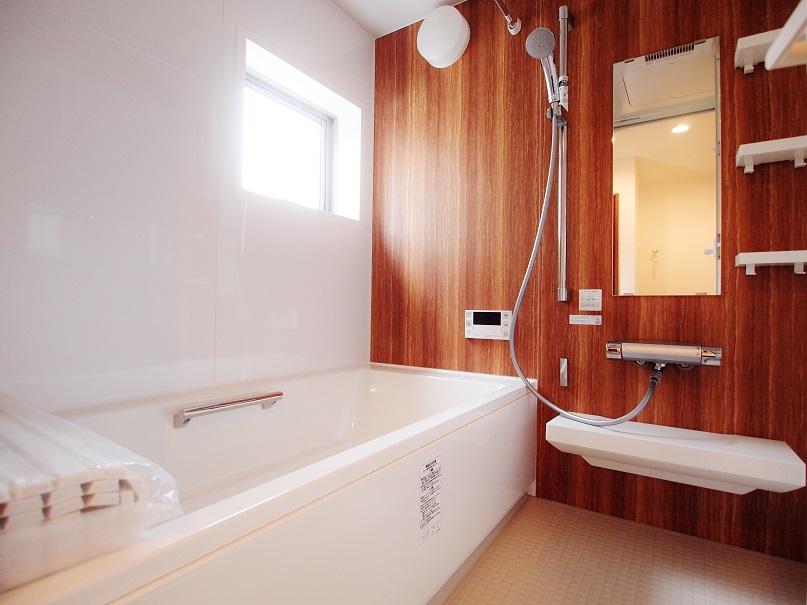 Bathroom. - Of the relaxed atmosphere of the woodgrain bathroom - [C Building]
