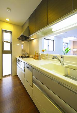 Such as mounting a dishwasher, Functionality is also high kitchen. Also equipped with hanging cupboard and slide storage