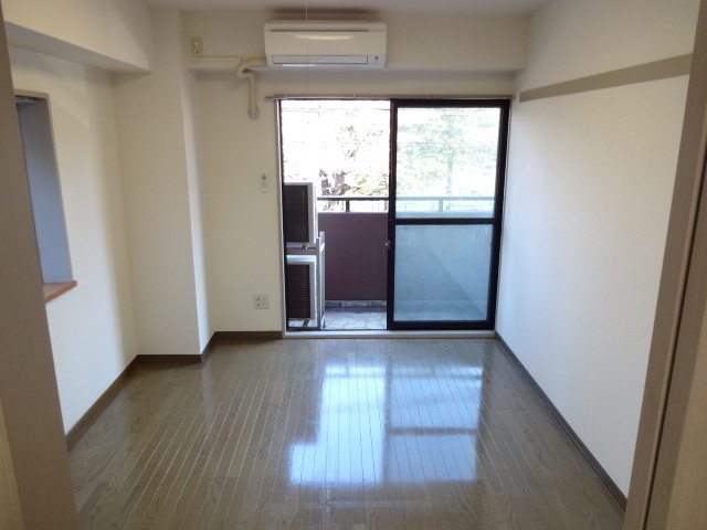 Living and room. Hiroshi 6 Pledge There is a bay window