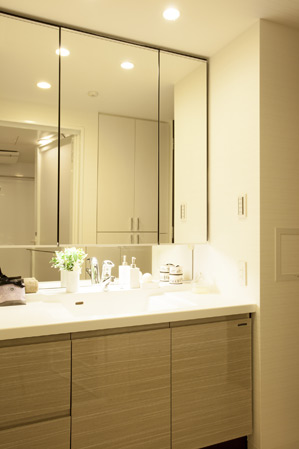 Bathing-wash room. Kagamiura storage with triple mirror