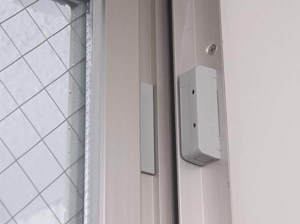 Security.  [Security sensors] Installing the security sensors in the window (except FIX window).  ※ First floor dwelling unit, Roof balcony dwelling unit only. (Same specifications)