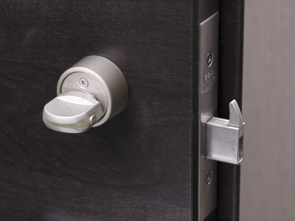 Security.  [Crime prevention thumb turn & sickle dead lock] Because of incorrect lock prevention, TME type (goal) crime prevention thumb and, It has adopted a sickle dead lock. (Same specifications)