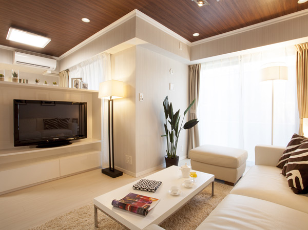 Room and equipment. Each of the 42 House of quality apartment "home away from home is the most" were gathered together. Daylighting ・ ventilation, Spent friendliness and the feel in the skin, such as raw activity line, Plenty of storage, Living Yasu the functionality of such a varied floor plan leads. All of which realized fused to the natural, Home to the whole family of the mind and body rejoice. (living ・ dining / Model Room B1t type)