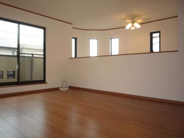 Living. Living room that leads to the dining in the atrium Indoor (September 2013) Shooting