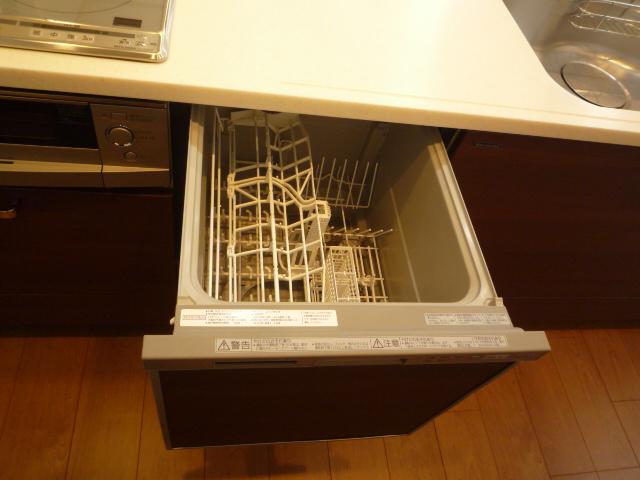 Other Equipment. Tableware capacity 40 points in the kitchen (about five minutes) ・ Low noise ・ It established the water-saving type of dishwasher.