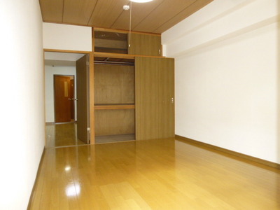 Living and room. Western-style 6 Pledge