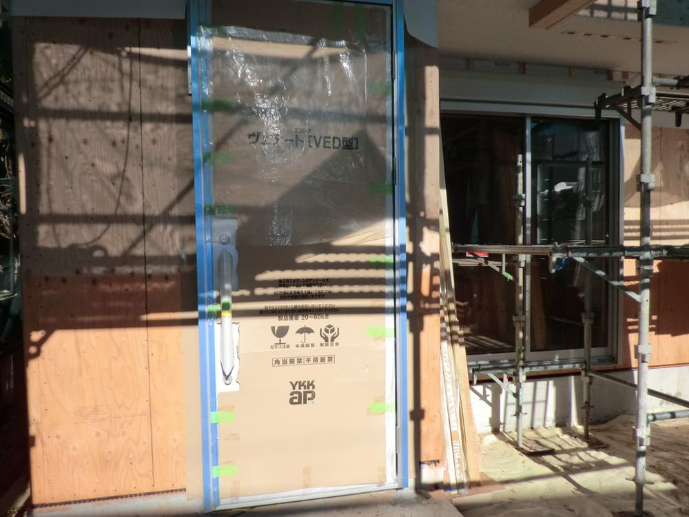 Local appearance photo. Local (12 May 2013) Shooting sash ・ Entrance door has entered. 