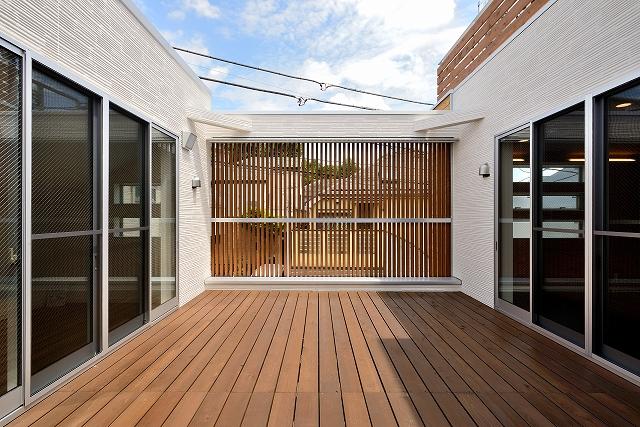 Same specifications photos (Other introspection). Wood balcony construction cases