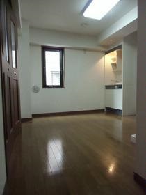 Living and room.  [DK] Viale M