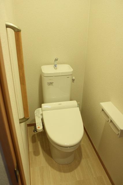 Toilet. Indoor (11 May 2013) Shooting