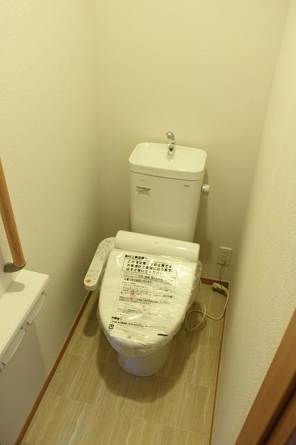 Toilet. Indoor (11 May 2013) Shooting First floor toilet