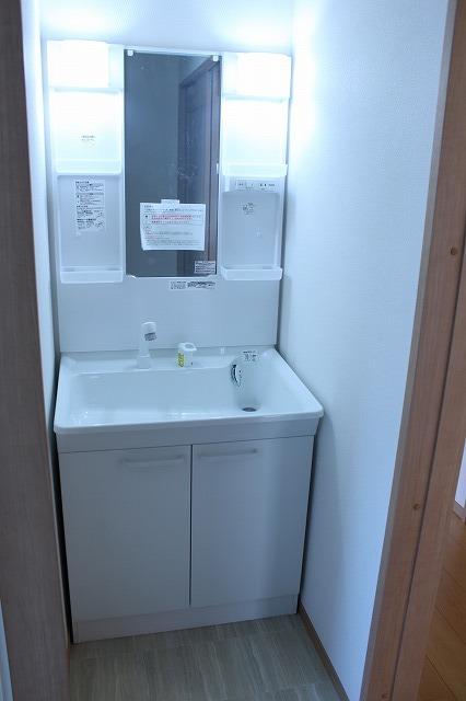 Wash basin, toilet. Indoor (11 May 2013) Shooting