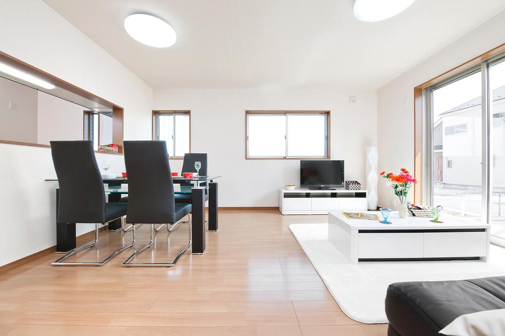 Same specifications photos (living). Same specifications: Living 2