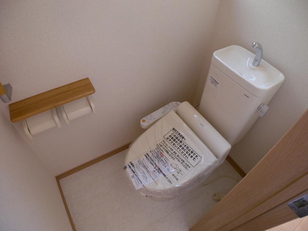 Same specifications photos (Other introspection). Same specifications: toilet are equipped with handrail.