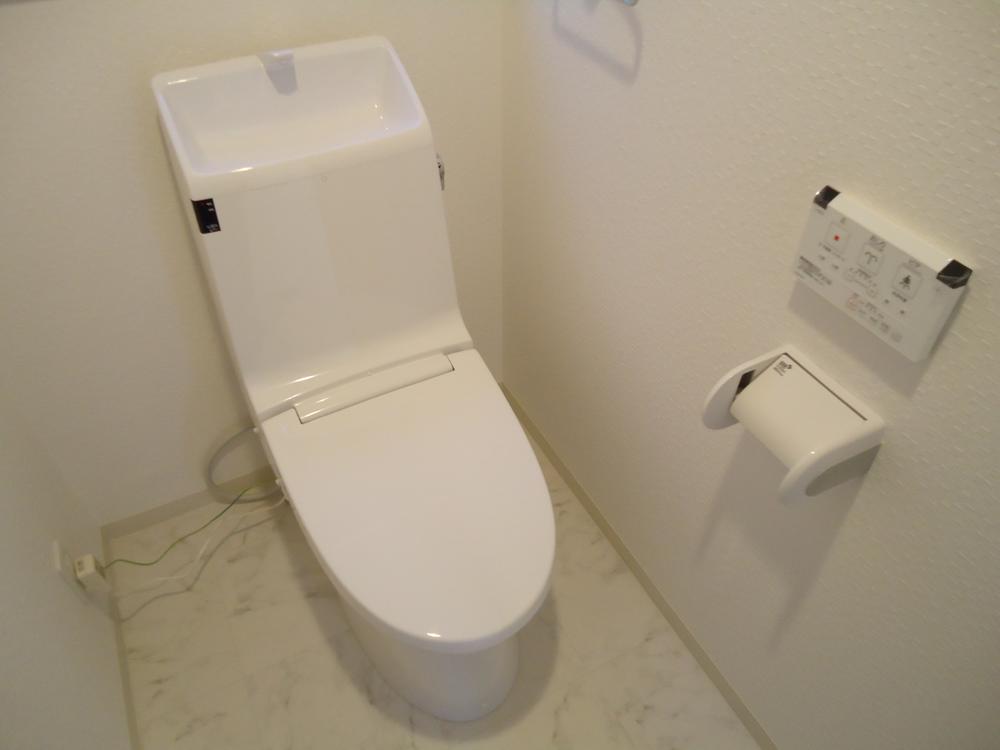 Toilet. Indoor (11 May 2013) Shooting