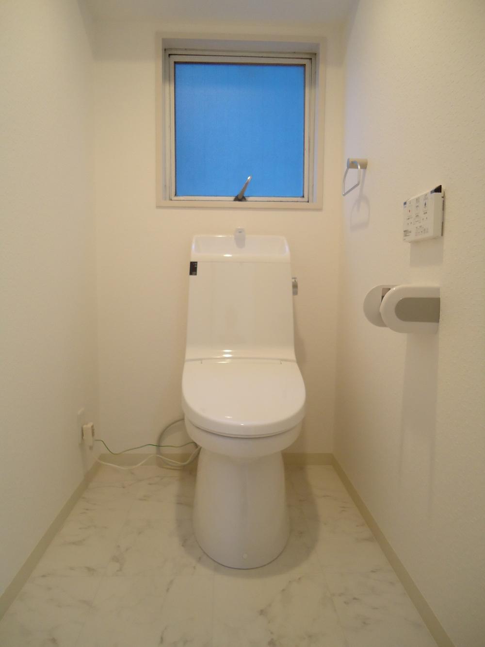 Toilet. Indoor (11 May 2013) Shooting