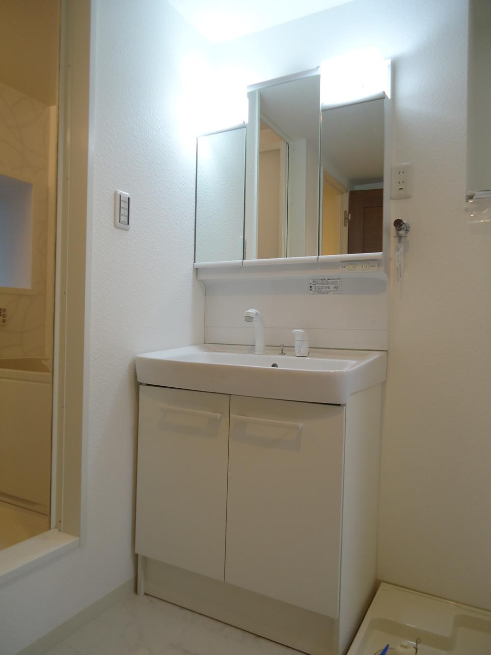 Wash basin, toilet. Indoor (11 May 2013) Shooting