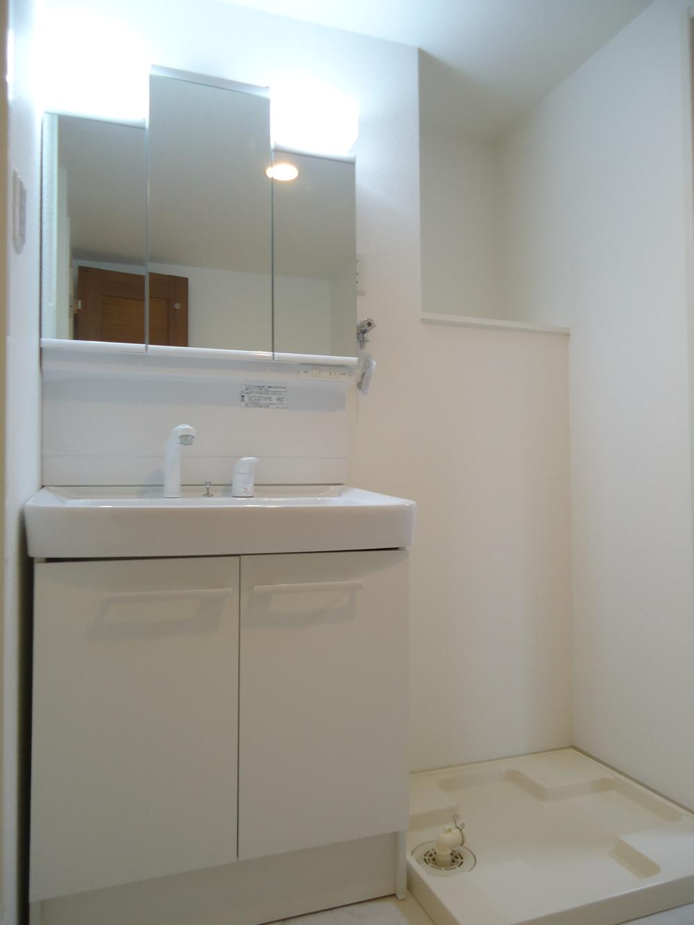 Wash basin, toilet. Indoor (11 May 2013) Shooting