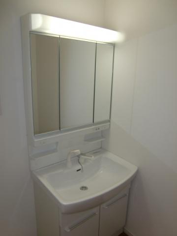 Wash basin, toilet. It is a popular three-sided mirror specification.