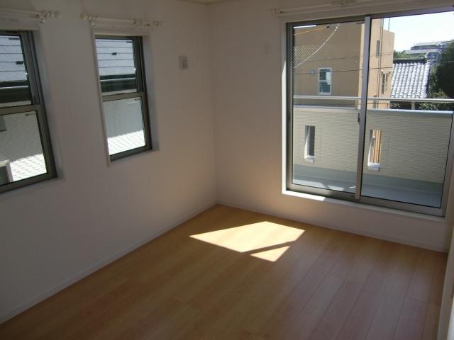 Non-living room. The second floor east side Western-style. It is light and airy.