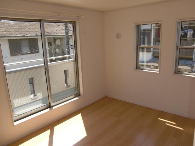 Non-living room. The second floor west Western-style. Day ・ Ventilation, etc. is very good.