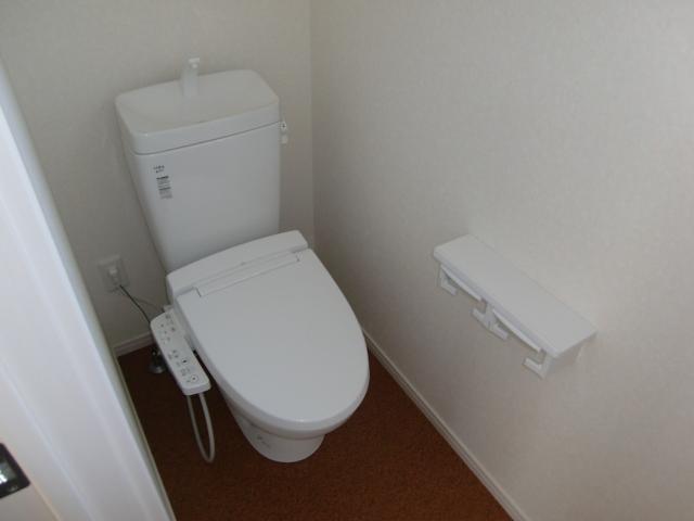 Toilet. Second floor toilet is spacious and more than photo.